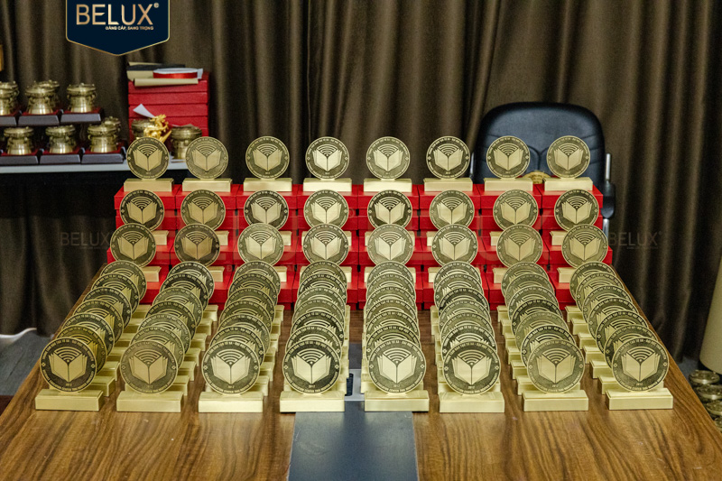 Lô Biểu trưng Đại Học Thái Nguyên cao 12cm bằng đồng thiết kế theo yêu cầu